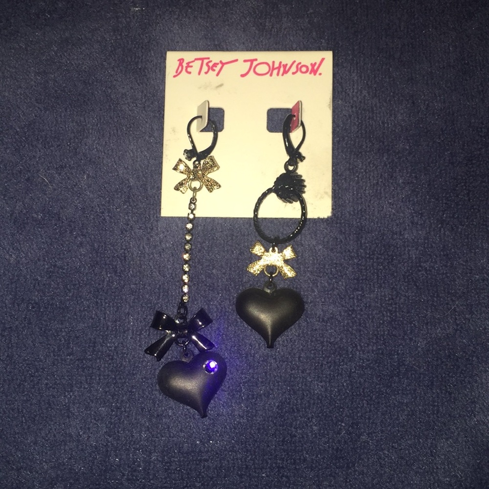 Betseys uneven black heart earrings with gold bows